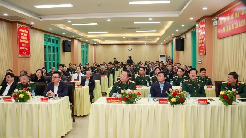 Делегаты на встрече с деятелями литературы и искусства по случаю новой весны.