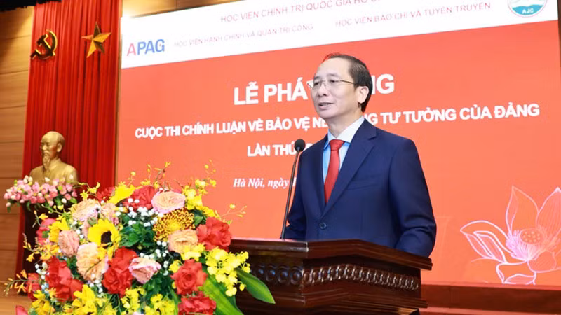 Доцент, кандидат наук Нгуен Ба Тьиен выступает на церемонии запуска конкурса. 