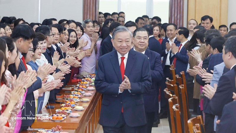 Генсекретарь Tо Лам поздравляет с Новым годом кадровых работников, государственных служащих, сотрудников и трудящихся Канцелярии ЦК КПВ. Фото: ВИА