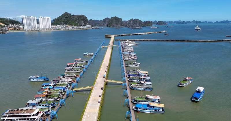 Туристические суда, пришвартованные в Международном пассажирском порту Халонг (Куангнинь). Фото: ВИА