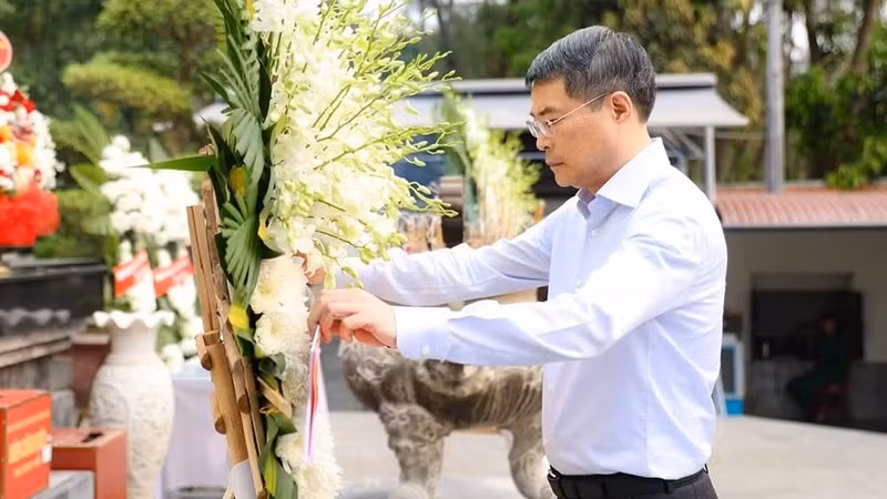 Премьер-министр Ле Минь Хынг возложил цветы у могил 10 павших молодых добровольцев-женщин, отдавших свои жизни на перекрестке Донглок.