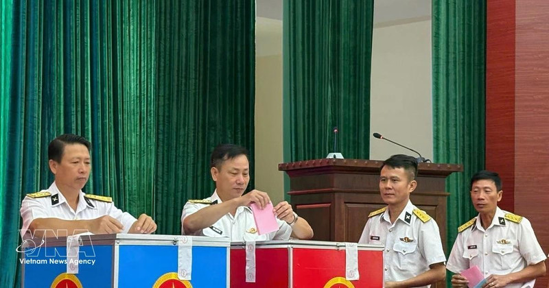 Демократичная и серьёзная атмосфера выборов депутатов НС XVI созыва и депутатов народных советов всех уровней на срок полномочий 2026–2031 гг. на 20-м избирательном участке бригады 957, 4-го военно-морского района ВМС в провинции Кханьхоа. Фото: ВИА