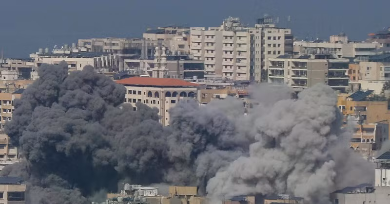 Дым поднимается после авиаудара Израиля по району Харет-Хрейк на юге столицы Бейрута (Ливан), 4 марта 2026 года. Фото: Синьхуа/ВИА