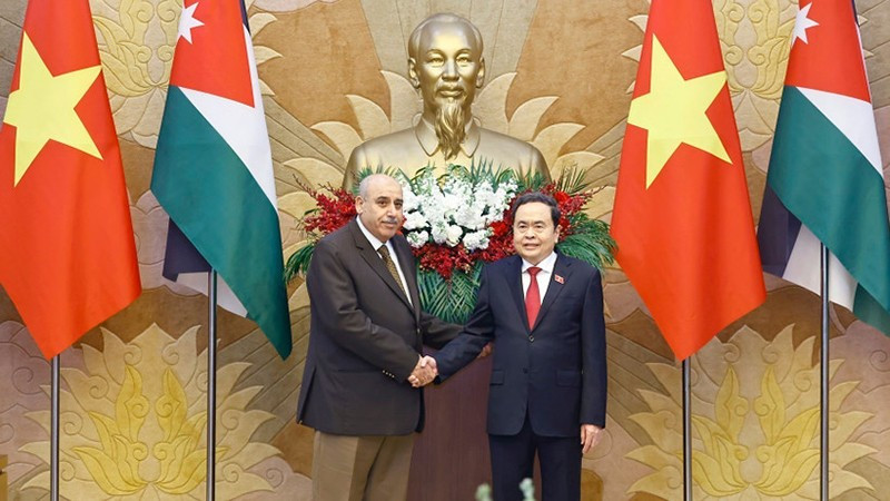 Председатель НС Чан Тхань Ман возглавил церемонию официального привествия и провёл переговоры с Председателем Палаты представителей Иордании Мазеном Турки аль-Кади. Фото: ВИА