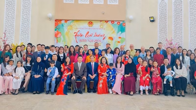 Сотрудники Посольства Вьетнама в Катаре и представители местной вьетнамской диаспоры на мероприятии. 