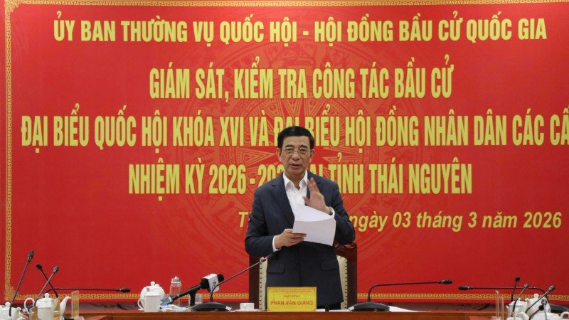 Генерал армии Фан Ван Зянг выступает на рабочей встрече. 