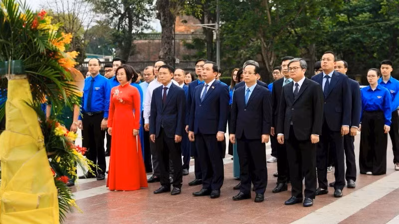 Делегация руководителей Ханоя возлагает цветы в память о В.И. Ленине. Фото: Куанг Тхай 