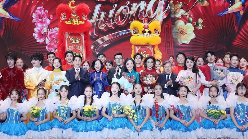 Президент Лыонг Кыонг и его супруга вместе с делегатами и артистами на специальной художественной программе «Весна на Родине – 2026». Фото: ВИА