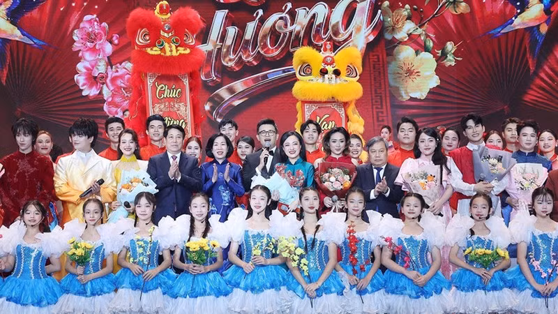 Президент Лыонг Кыонг и его супруга вместе с делегатами и артистами на специальной художественной программе «Весна на Родине – 2026». Фото: ВИА