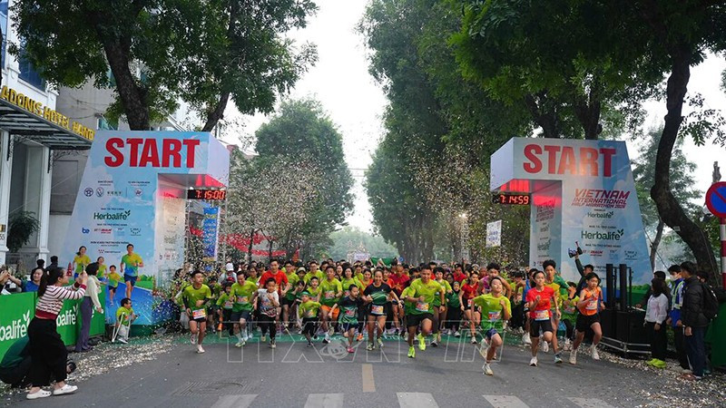 7 тысяч спортсменов приняли участие в соревнованиях в рамках международного полумарафона 2026 г. Фото: Vietcontent
