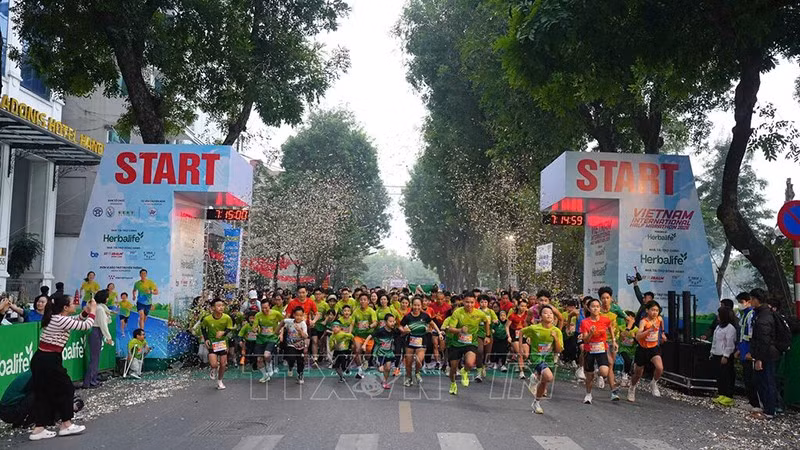 7 тысяч спортсменов приняли участие в соревнованиях в рамках международного полумарафона 2026 г. Фото: Vietcontent
