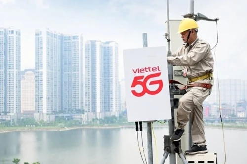 Техник Viettel устанавливает базовую станцию 5G.