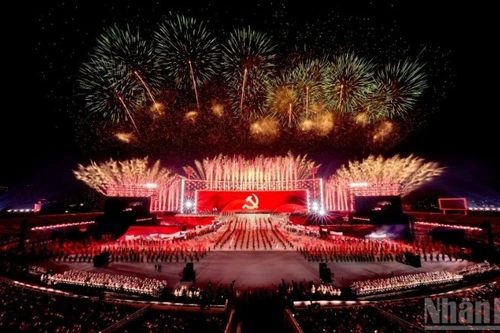 Яркие фейерверки озарили небо Ханоя в честь успешного проведения XIV cъезда КПВ. Фото: Данг Кхоа