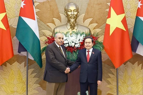 Председатель НС Чан Тхань Ман возглавил церемонию официального привествия и провёл переговоры с Председателем Палаты представителей Иордании Мазеном Турки аль-Кади. Фото: ВИА