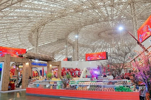 Национальная весенняя ярмарка 2026 проходит с 2 по 8 февраля в районе Донгань (Ханой) с участием свыше 3 000 павильонов. Это ключевое мероприятие по продвижению торговли, направленное на стимулирование потребительского спроса, продвижение вьетнамских брендов и развитие международных торговых связей через тематические зоны сельскохозяйственной продукции, текстиля и уникального культурного наследия. Фото: Вьетнам+