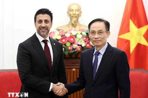 Министр иностранных дел Ле Хоай Чунг (справа) и Министр международной торговли Канады Маниндер Сидху. Фото: ВИА