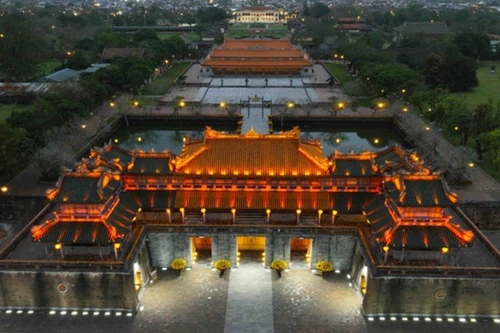 Ночная панорама Императорской цитадели – сердца древней столицы Хюэ. Это одно из излюбленных направлений австралийских и международных туристов. Фото: ВИА