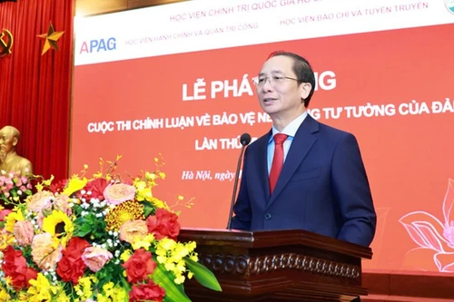 Доцент, кандидат наук Нгуен Ба Тьиен выступает на церемонии запуска конкурса. 