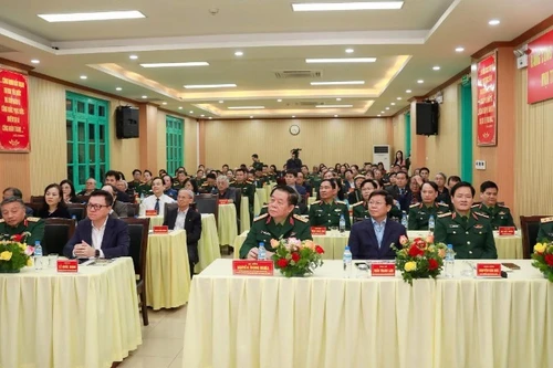 Делегаты на встрече с деятелями литературы и искусства по случаю новой весны.