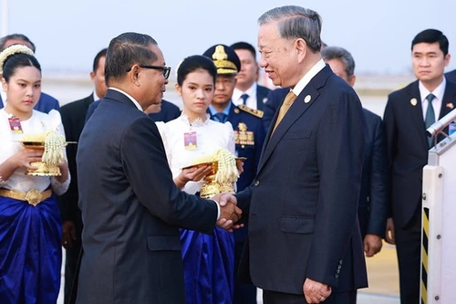 Церемония встречи Генерального секретаря ЦК КПВ То Лама в аэропорту Течо в Пномпене. Фото: ВИА