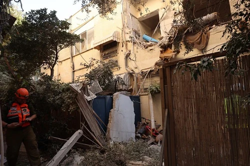 Спасатели работают на месте иранского удара по Тель-Авиву, Израиль. (Фото: Синьхуа/ВИА)