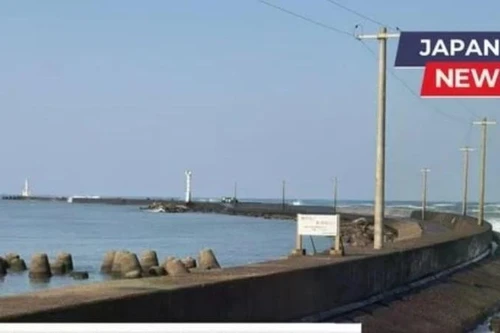 На волноломе, ведущем к маяку Микуни. Фото: Japan News