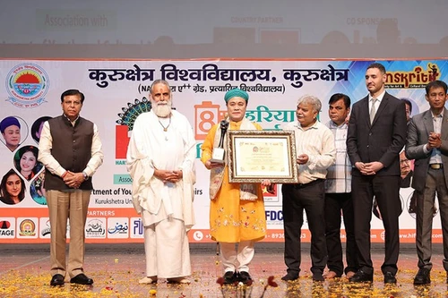 Артист Тю Вао Кюэ получает награду на Международном кинофестивале в Харьяне. Фото: Артист Тю Бао Кюэ