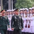 Генерал Нгуен Тан Кыонг и генерал Сонгвит Нунпакди обходят почетный караул Народной армии Вьетнама. (Фото: ВИА)