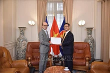 Посол Чинь Дык Хай вручает г-ну Матье Кармоне копию верительных грамот Президента Лыонг Кыонга. Фото: ВИА