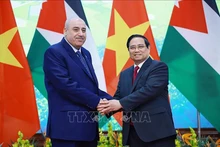 Премьер-министр Вьетнама Фам Минь Тьинь встречается с Председателем Палаты представителей Иордании Мазеном Турки аль-Кади. Фото: ВИА