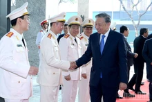 Генеральный секретарь ЦК КПВ То Лам поздравляет кадровых работников и военнослужащих Департамента следственной безопасности с Тэтом. Фото: Данг Кхоа