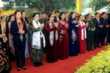 Вице-президент Во Тхи Ань Суан и делегаты воскуряют благовония в храме двух сестер Чынг. 