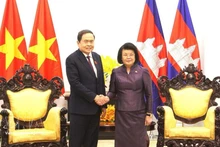 Председатель НС Чан Тхань Ман проводит двустороннюю встречу с Председателем НА Камбоджи Кхуон Судари. Фото: ВИА