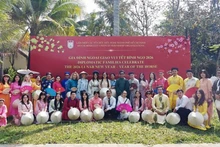 Генеральные консулы разных стран в г. Хошимине и их семьи фотографируются на память на мероприятии. Фото: ВИА