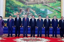 Генсекретарь То Лам; Председатель НПК Самдеч Течо Хун Сен; Генсекретарь и Президент Лаоса Тхонглун Сисулит и руководители трех стран на встрече. Фото: ВИА