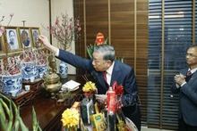 Генеральный секретарь ЦК КПВ То Лам воскуряет благовония в память о Генеральном секретаре Чыонг Тьине. Фото: ВИА