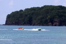 Туристы участвуют в морских развлечениях на острове Фукуок (Киензянг). Фото: ВИА