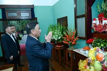 Постоянный член Секретариата Чан Кам Ту чтит память Президента Хо Ши Мина. Фото: Зюи Линь