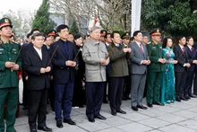 Генеральный секретарь ЦК КПВ То Лам и центральная рабочая делегация воскуряют благовония в Мемориальном комплексе Генерального секретаря Нгуен Ван Кы. Фото: ВИА