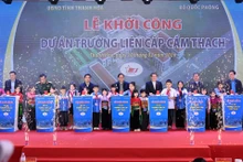 [Фото] Церемония закладки первого камня проекта начальной школы Камтхать в провинции Тханьхоа