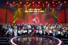 Генеральный секретарь ЦК КПВ То Лам, член Политбюро, заместитель Секретаря Центрального военного комитета, Министр обороны Фан Ван Зянг с авторами и авторскими коллективами, удостоенными наград. Фото: ВИА