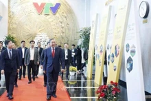 Генеральный секретарь ЦК КПВ То Лам посещает и поздравляет с наступающим Тэтом сотрудников, журналистов, редакторов, технических специалистов и работников Вьетнамского телевидения. Фото: ВИА