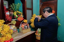 Премьер-министр Фам Минь Тьинь воскуряет благовония в память о Президенте Хо Ши Мине. Фото: Чан Хай