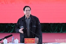 Премьер-министр Фам Минь Тьинь выступает на заседании. Фото: Чан Хай