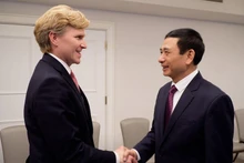 Генерал армии Фан Ван Зянг и первый Заместитель министра войны США Элбридж А. Колби. Фото: ВИА