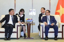 Премьер-министр Фам Минь Тьинь и руководитель корпорации COMAC. Фото: VGP