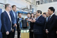 Премьер-министр Фам Минь Тьинь посещает Ядерную лабораторию Шведской королевской академии наук. Фото: ВИА