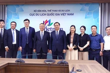 Делегаты двух сторон фотографируются на память. Фото: vietnamtourism.gov.vn