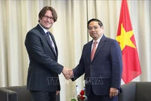 Премьер-министр Фам Минь Тьинь и президент по глобальной государственной политике корпорации Bolt Евгений Кабанов. Фото: ВИА