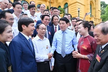 Президент Лыонг Кыонг и выдающиеся мастера. Фото: Тхюи Нгуен